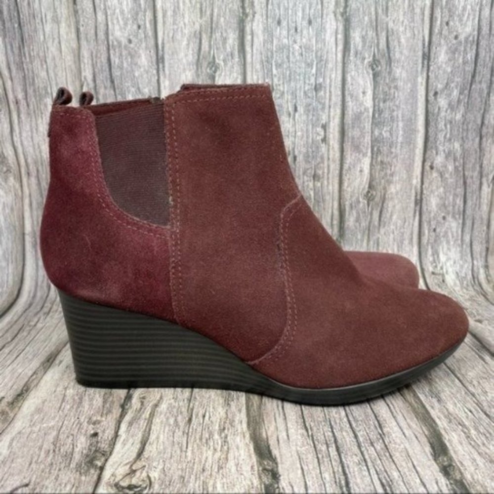 CLARKS Suede Wedge Side Zip-Up Ankle Boots (26105050) Wmns Size 8